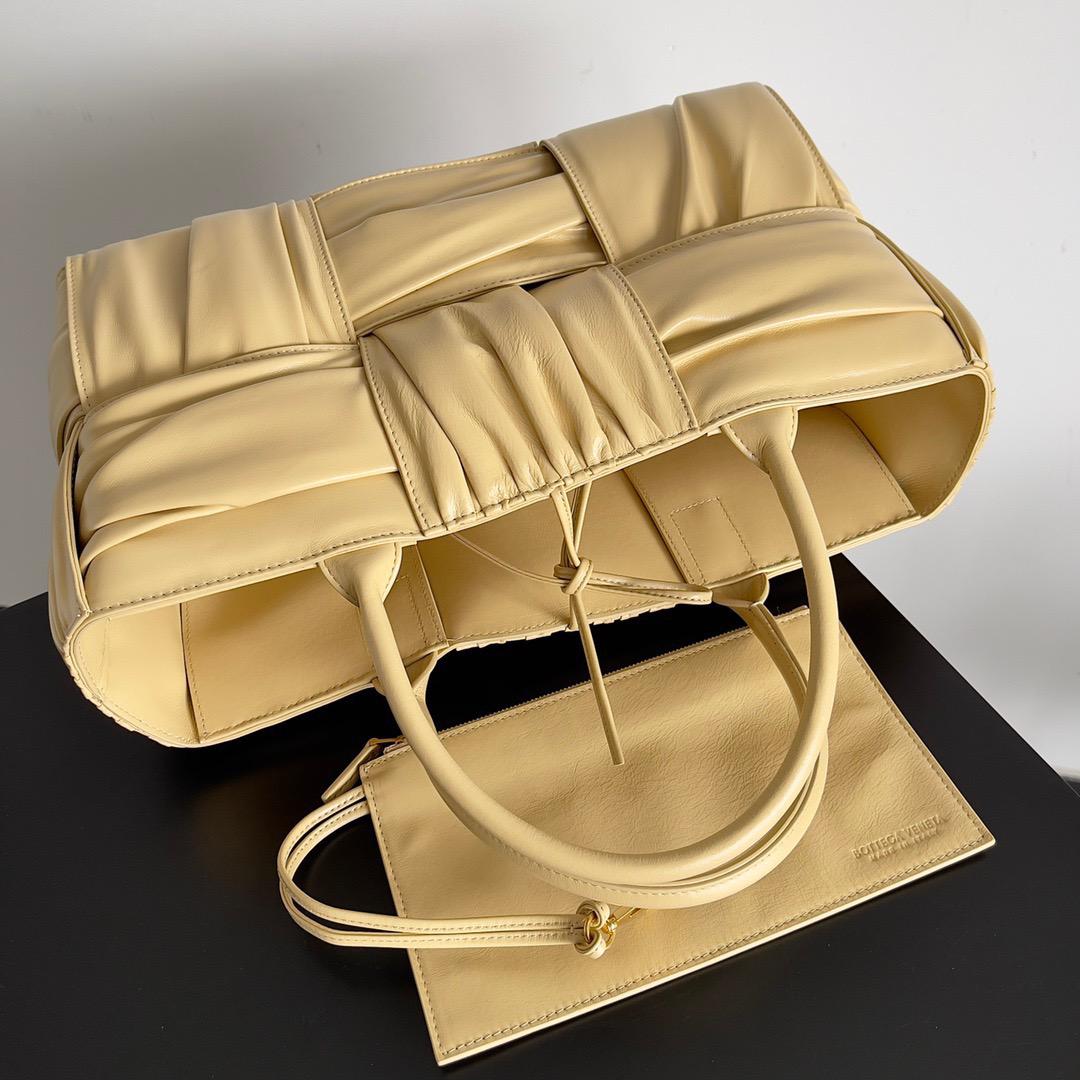 B O T T E G ARCO TOTE BAG X Heels