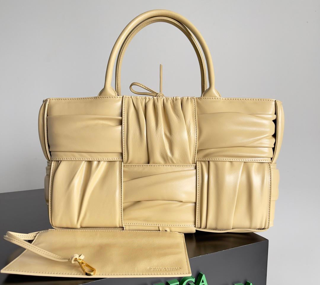 B O T T E G ARCO TOTE BAG X Heels